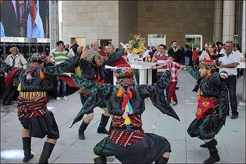 Düğünlerde Zeybek Ekibi ile Ege Rüzgarı Estirin Düğünlerde Zeybek Ekibi ile Ege Rüzgarı Estirin