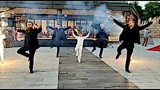 Profesyonel zeybek ekibimiz sizlere muhteşem zeybek dans gösterisi sunmakta. Düğün nişan ve sünnet organizasyonları için zeybek dans ekibi hizmeti veriyoruz.